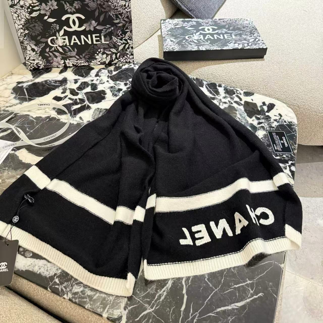 CHANE1 ブラック＆ホワイトレター カシミアスカーフ【50％割引+送料無料】