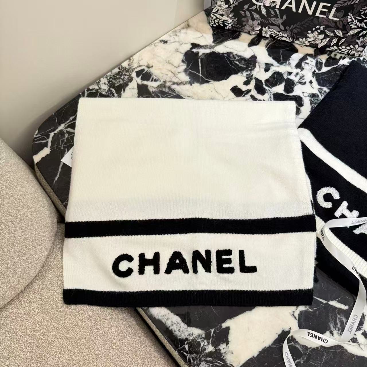 CHANE1 ブラック＆ホワイトレター カシミアスカーフ【50％割引+送料無料】