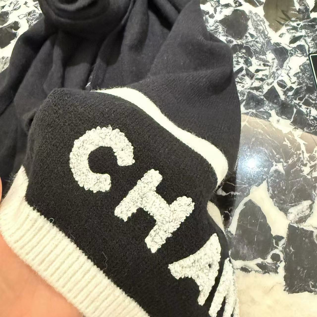 CHANE1 ブラック＆ホワイトレター カシミアスカーフ【50％割引+送料無料】