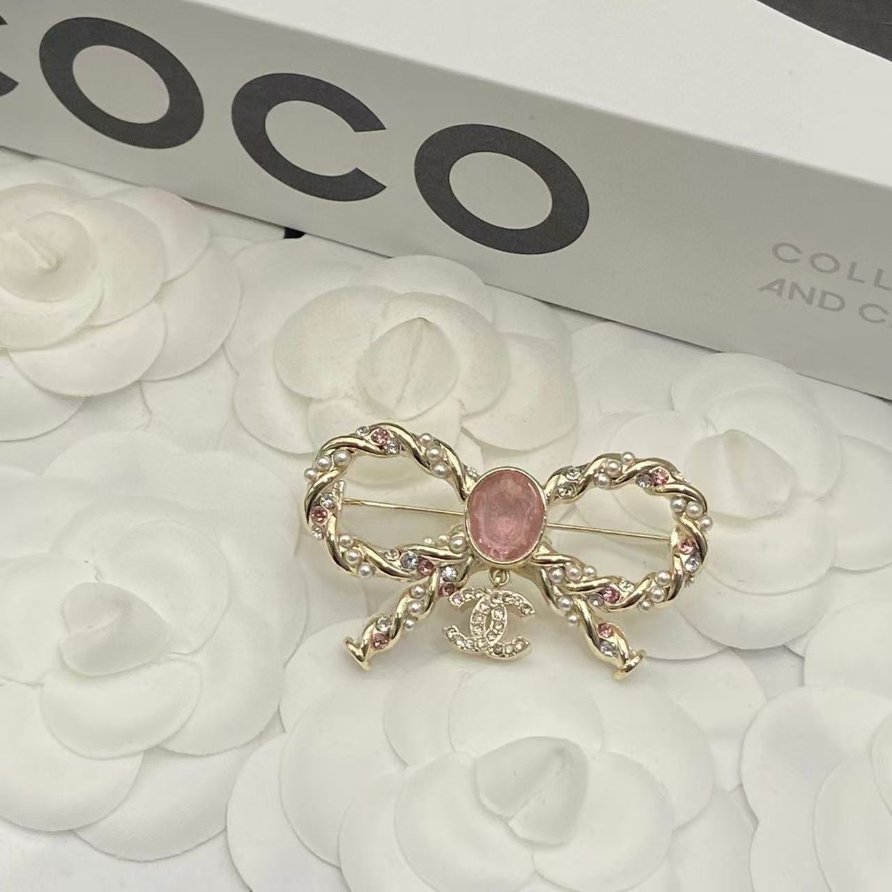 CHANE1 ダブルC ピンククリスタルブローチ【50％割引+送料無料】