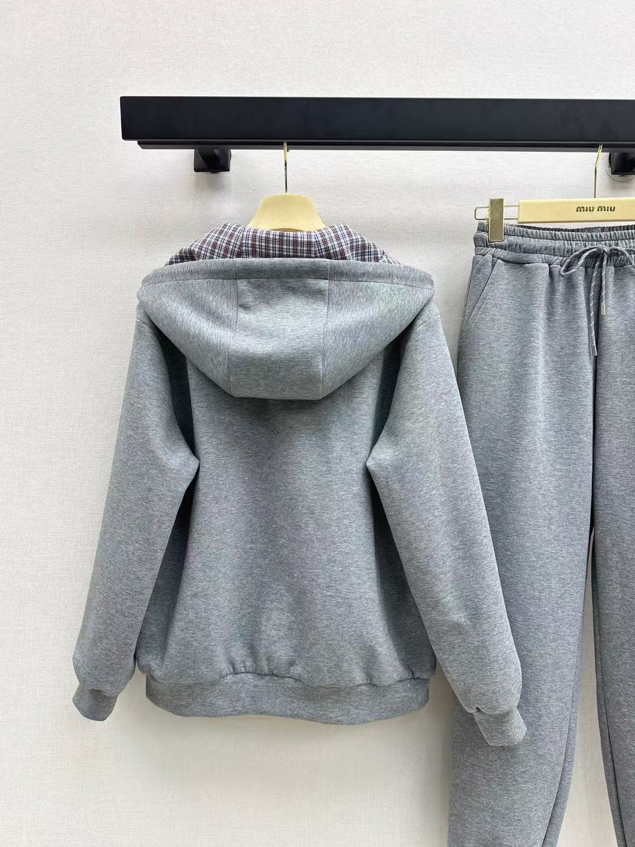 M1UM1U フード付きジップアップジャケット+パンツ ツーピースセット【50％割引+送料無料】