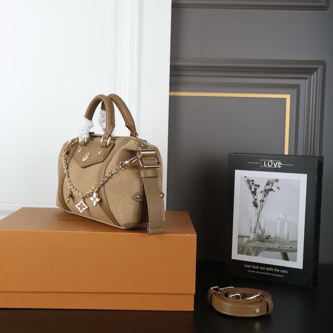 LV BIKERディアスキンチェーンショルダークロスボディバッグ【50％割引+送料無料】