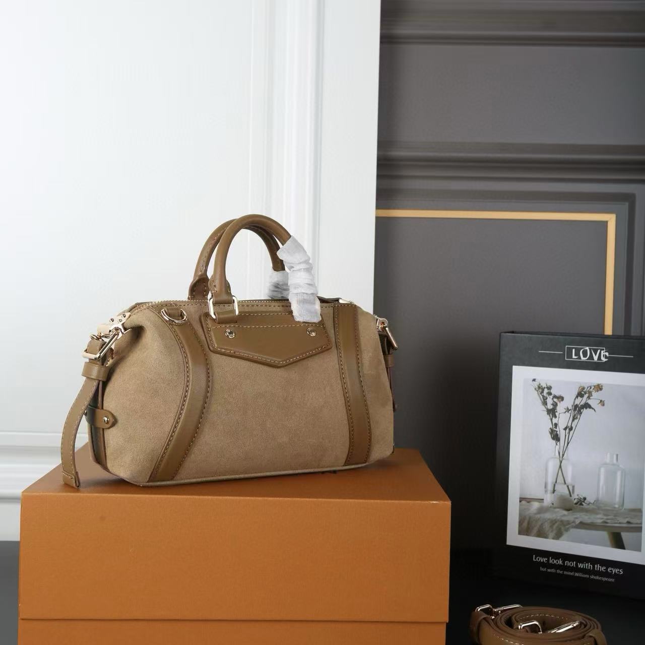 LV BIKERディアスキンチェーンショルダークロスボディバッグ【50％割引+送料無料】