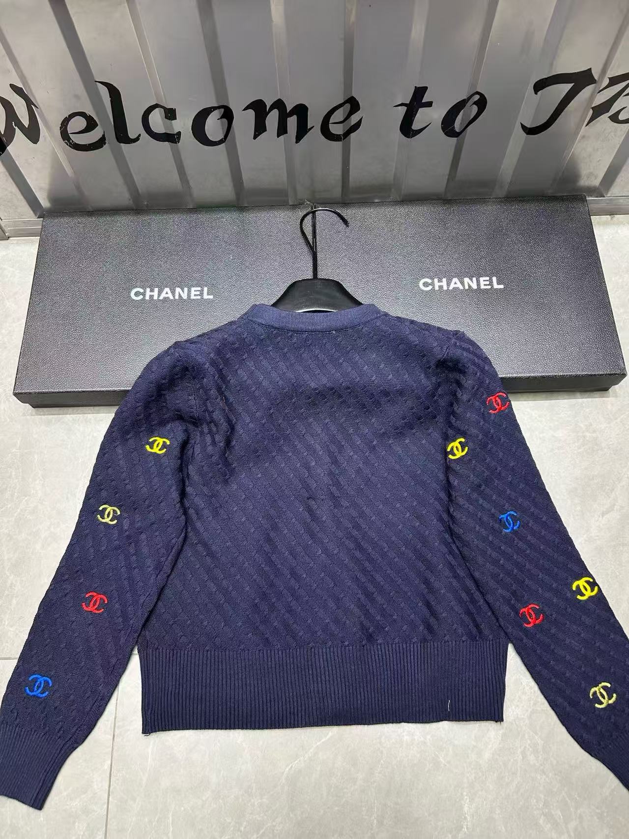 CHANE1 オールオーバーロゴウールVネックカーディガン【50％割引+送料無料】