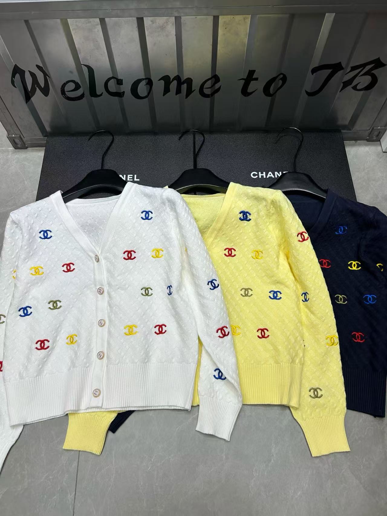 CHANE1 オールオーバーロゴウールVネックカーディガン【50％割引+送料無料】