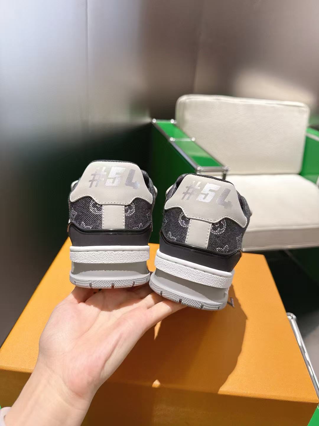 LVの高品質メンズスニーカー【50％割引+送料無料】