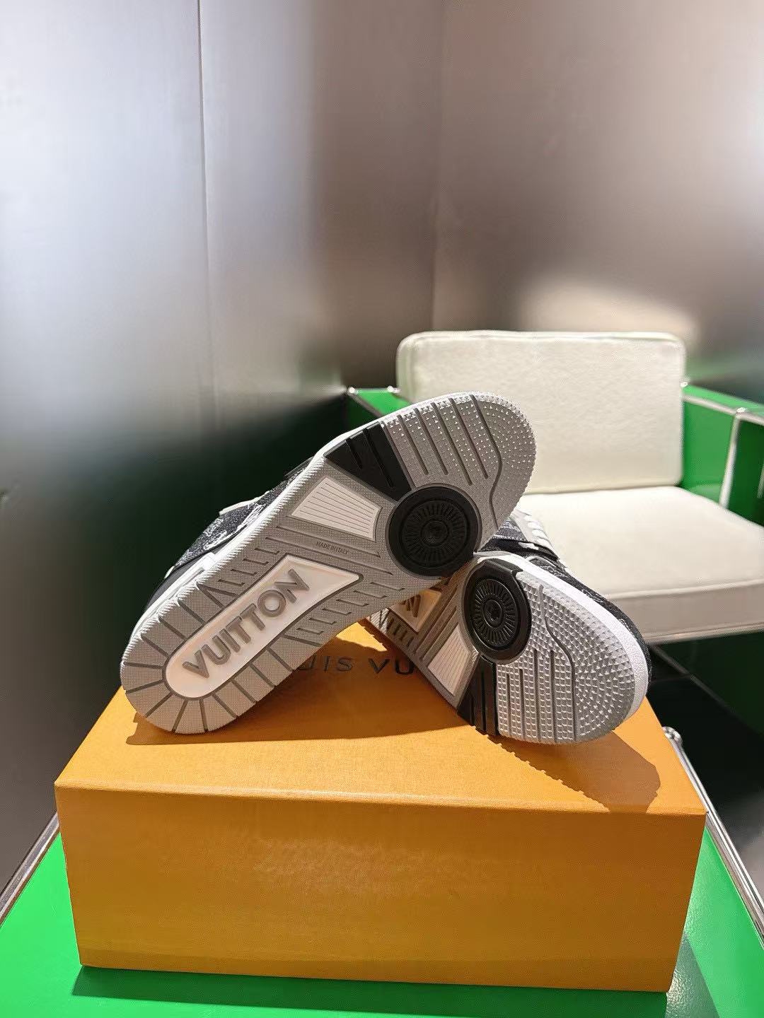 LVの高品質メンズスニーカー【50％割引+送料無料】