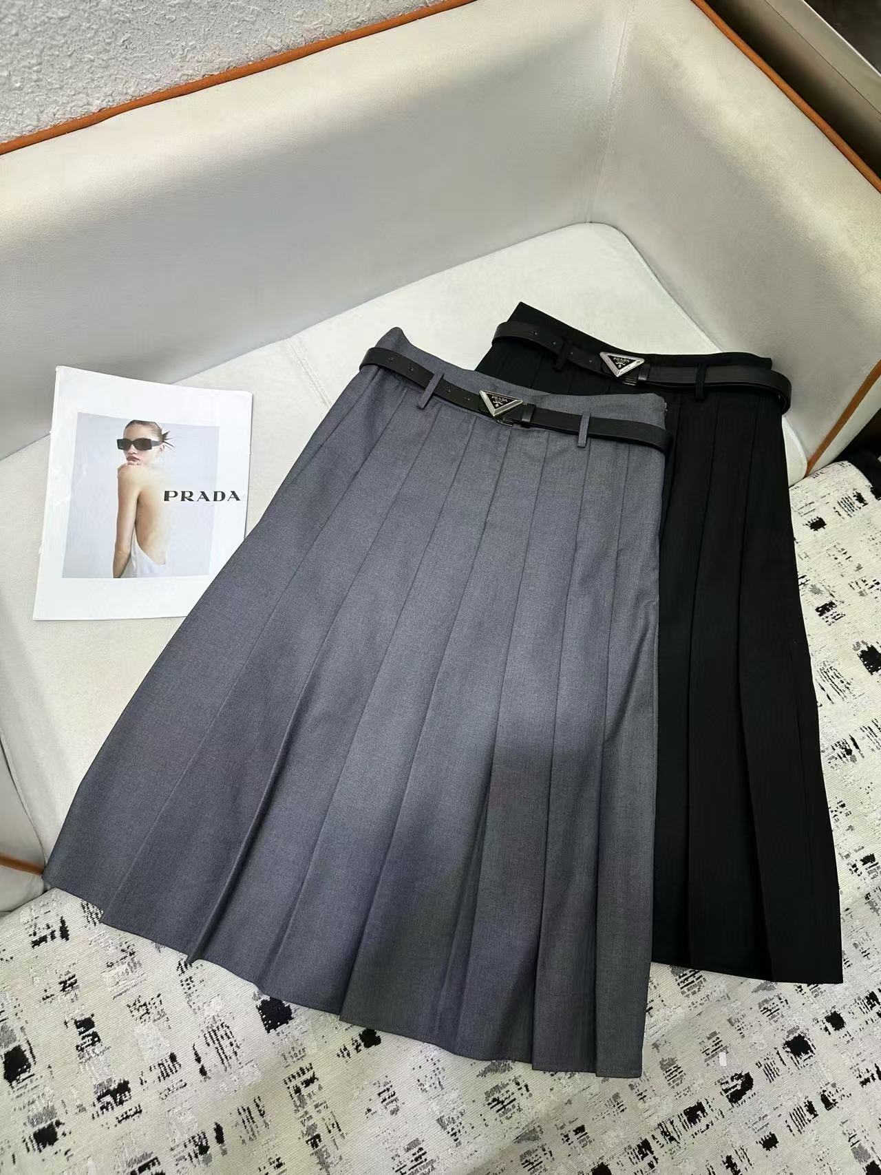 PR4DA 高品質トライアングルロゴプリーツスカート【50％割引+送料無料】