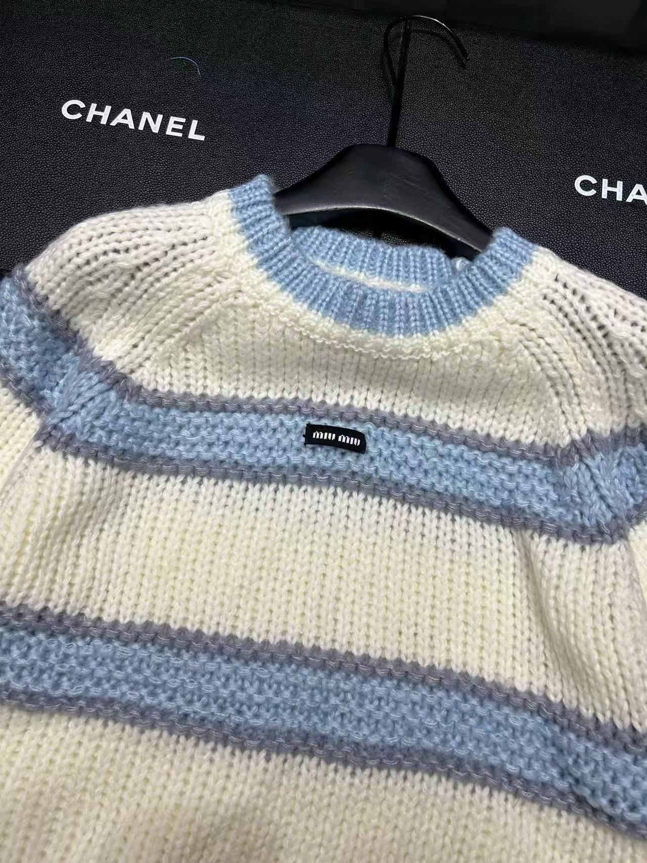 M1UM1U カラーブロックレタリングセーター【50％割引+送料無料】