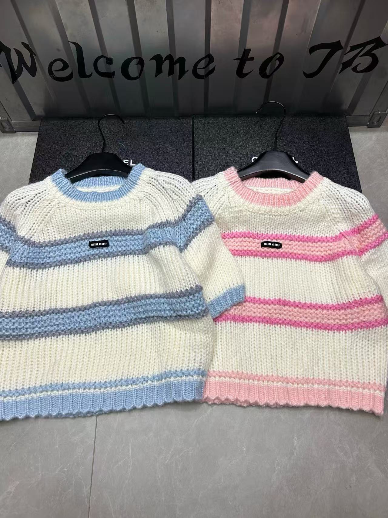 M1UM1U カラーブロックレタリングセーター【50％割引+送料無料】