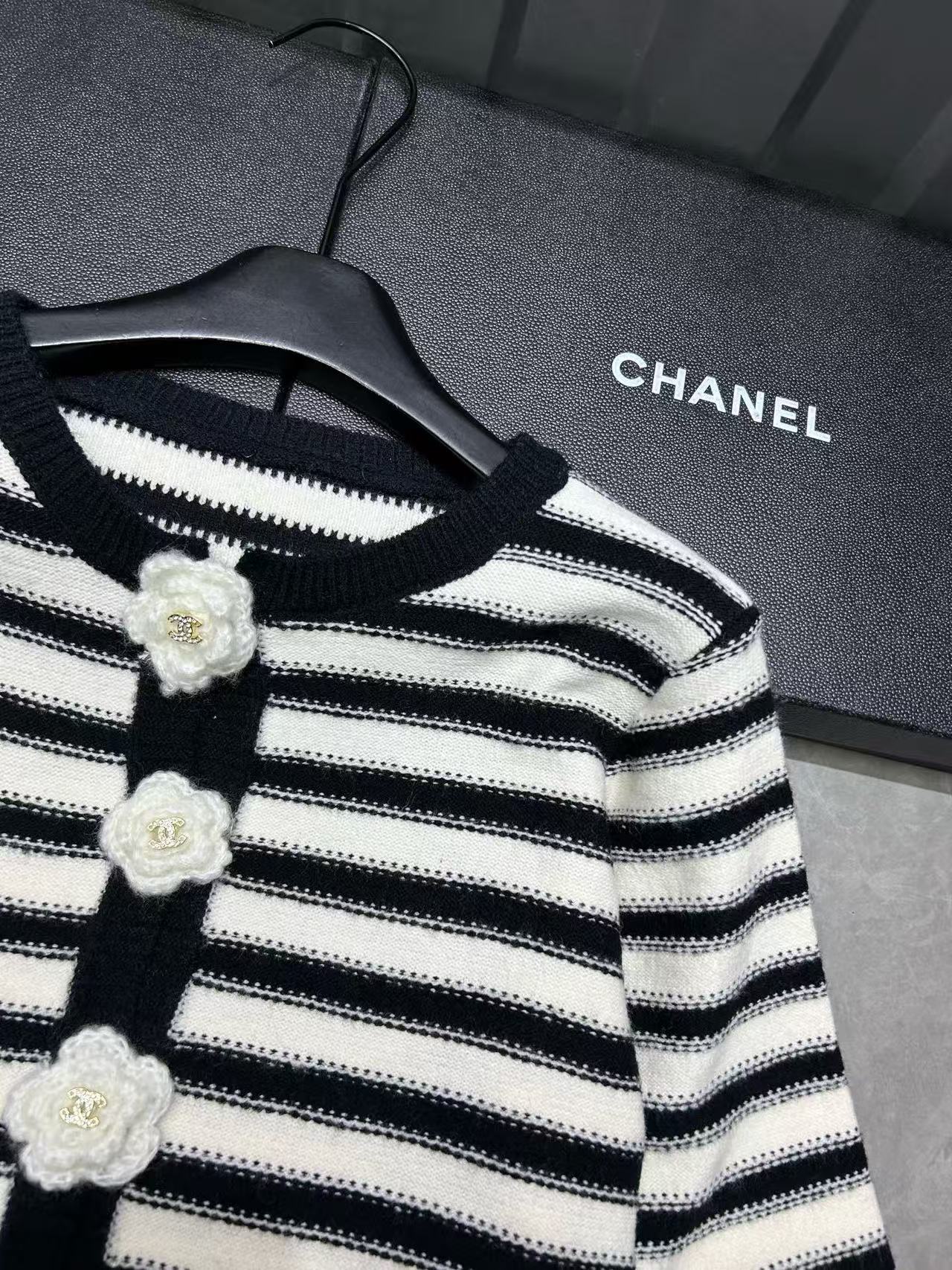 CHANE1フラワーボタンストライプウールカーディガン【50％割引+送料無料】