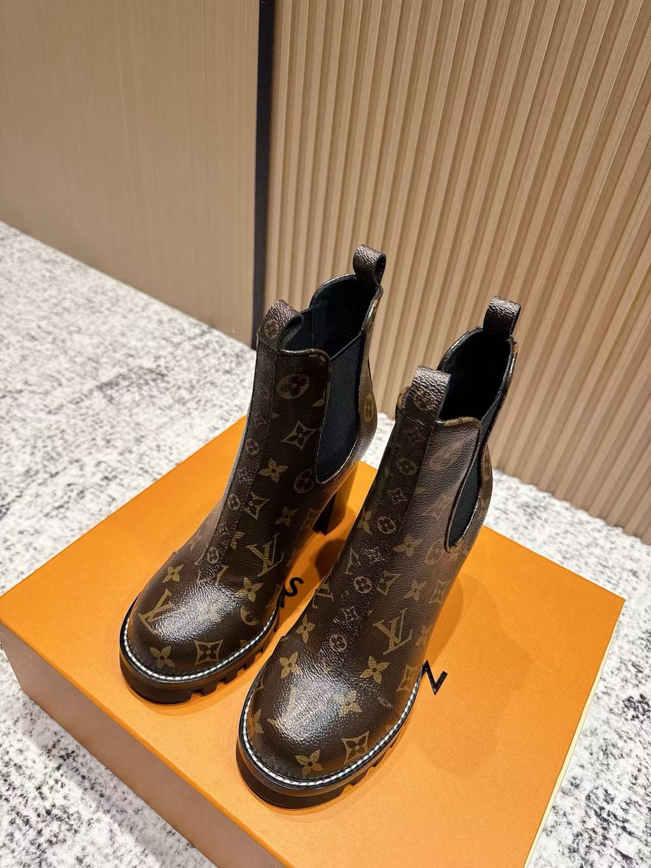 LVの高品質牛革モノグラムハイヒールアンクルブーツ【50％割引+送料無料】