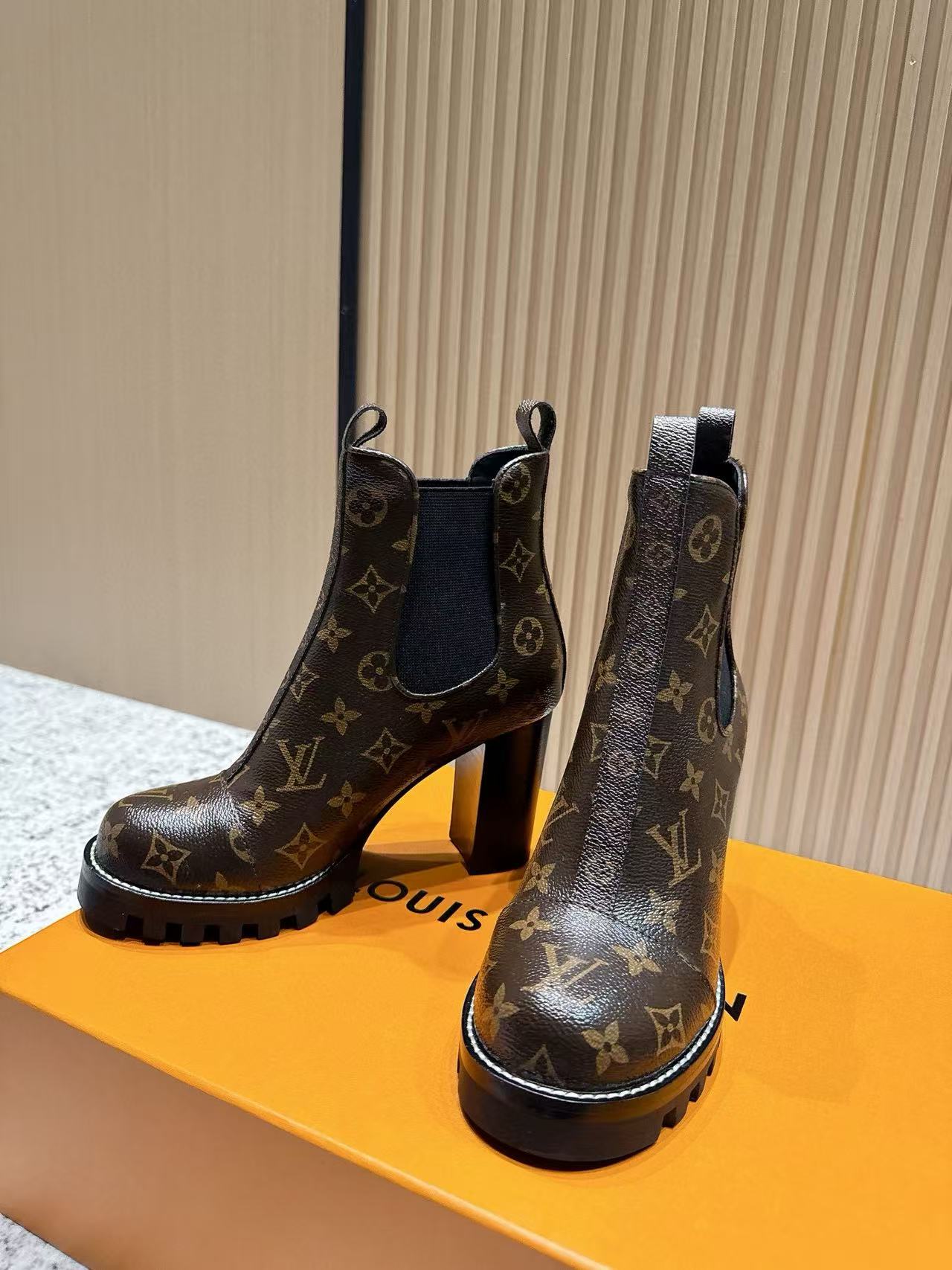 LVの高品質牛革モノグラムハイヒールアンクルブーツ【50％割引+送料無料】
