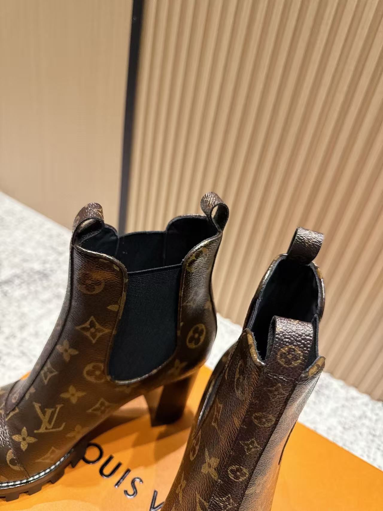 LVの高品質牛革モノグラムハイヒールアンクルブーツ【50％割引+送料無料】