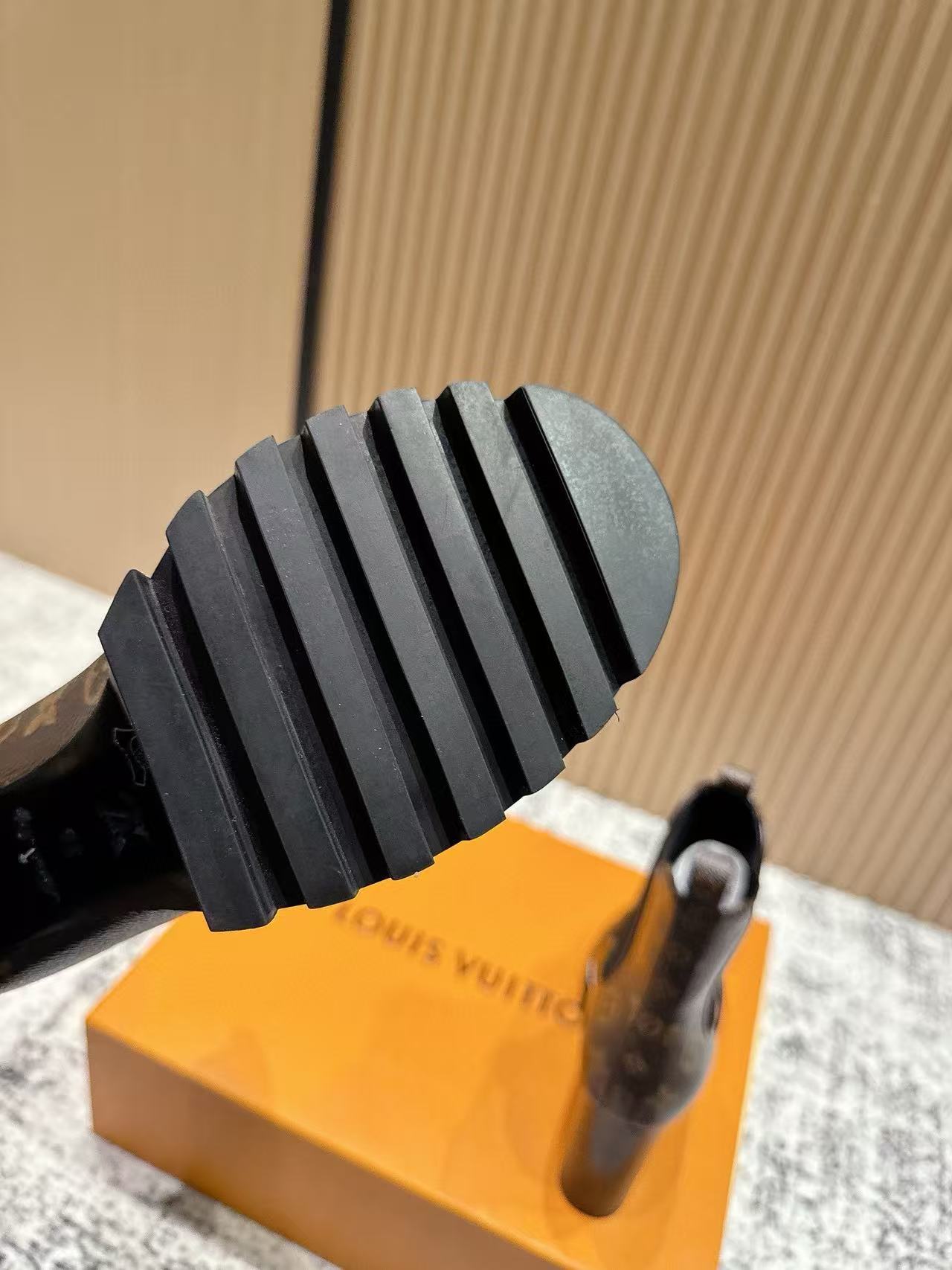 LVの高品質牛革モノグラムハイヒールアンクルブーツ【50％割引+送料無料】