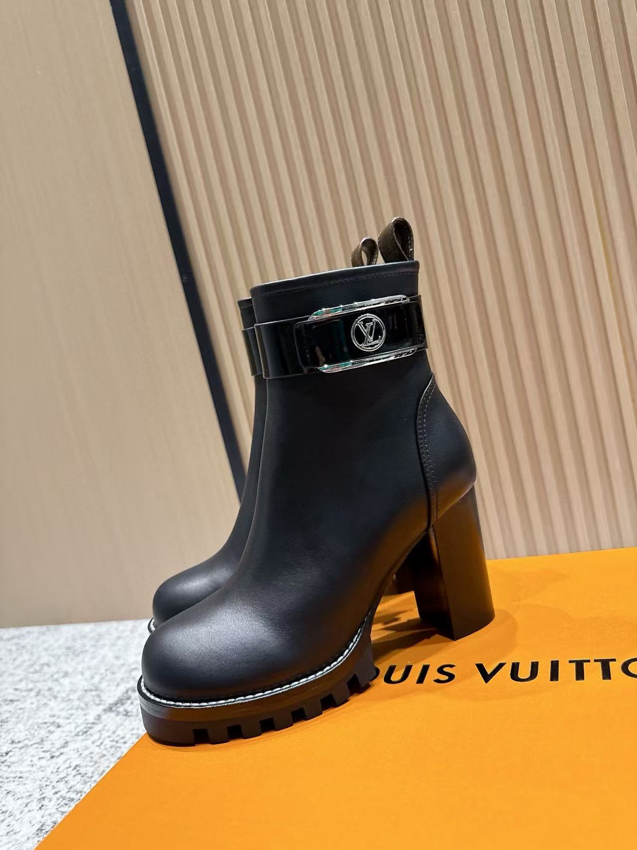 LVの高品質ミニマリストロゴレザーアンクルブーツ【50％割引+送料無料】