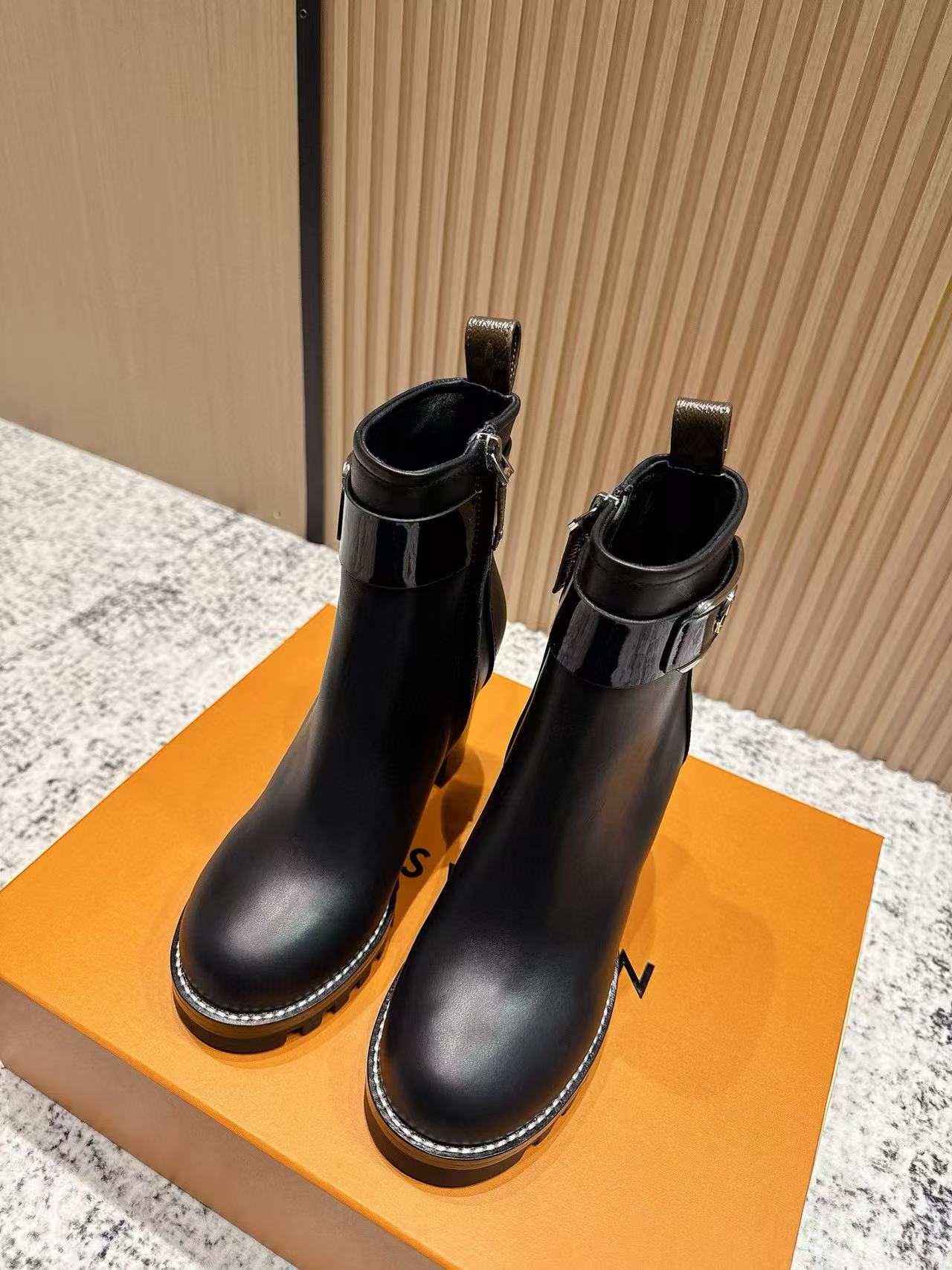 LVの高品質ミニマリストロゴレザーアンクルブーツ【50％割引+送料無料】