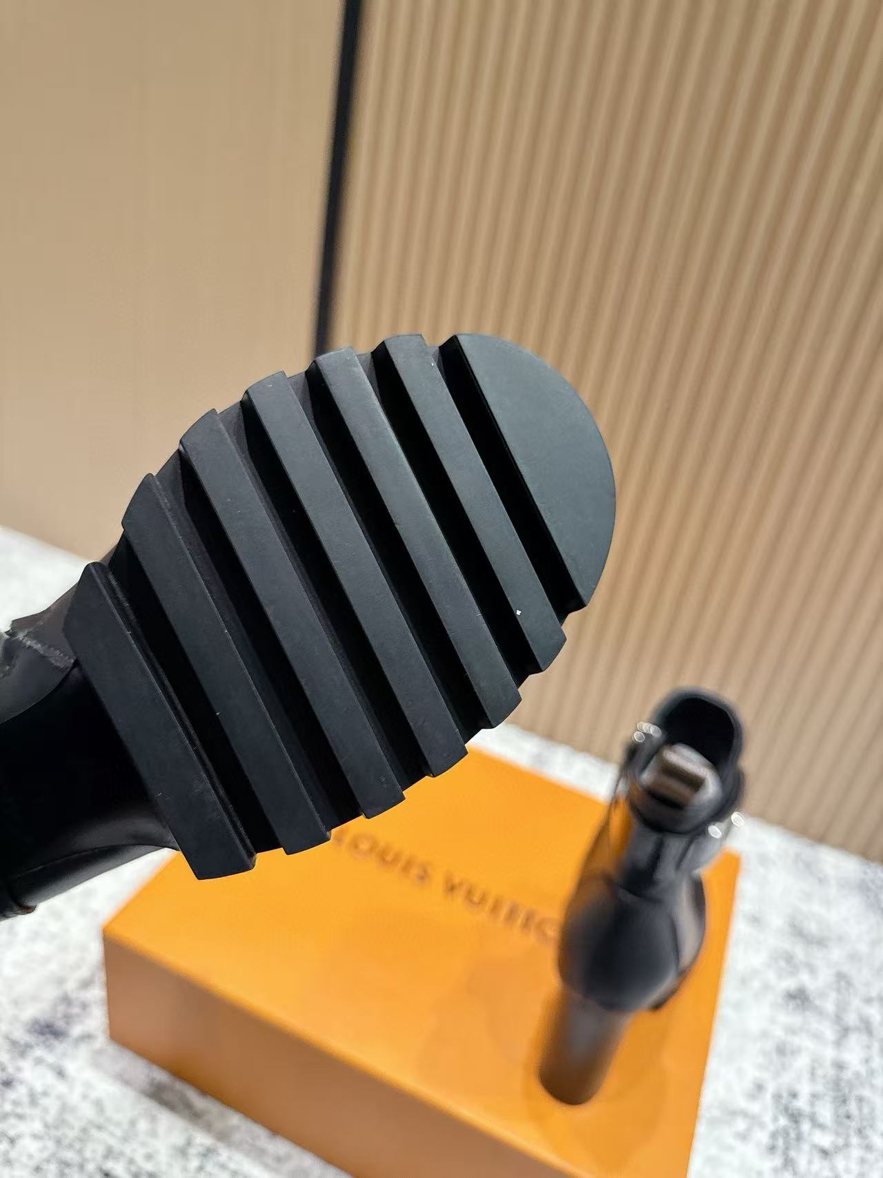 LVの高品質ミニマリストロゴレザーアンクルブーツ【50％割引+送料無料】