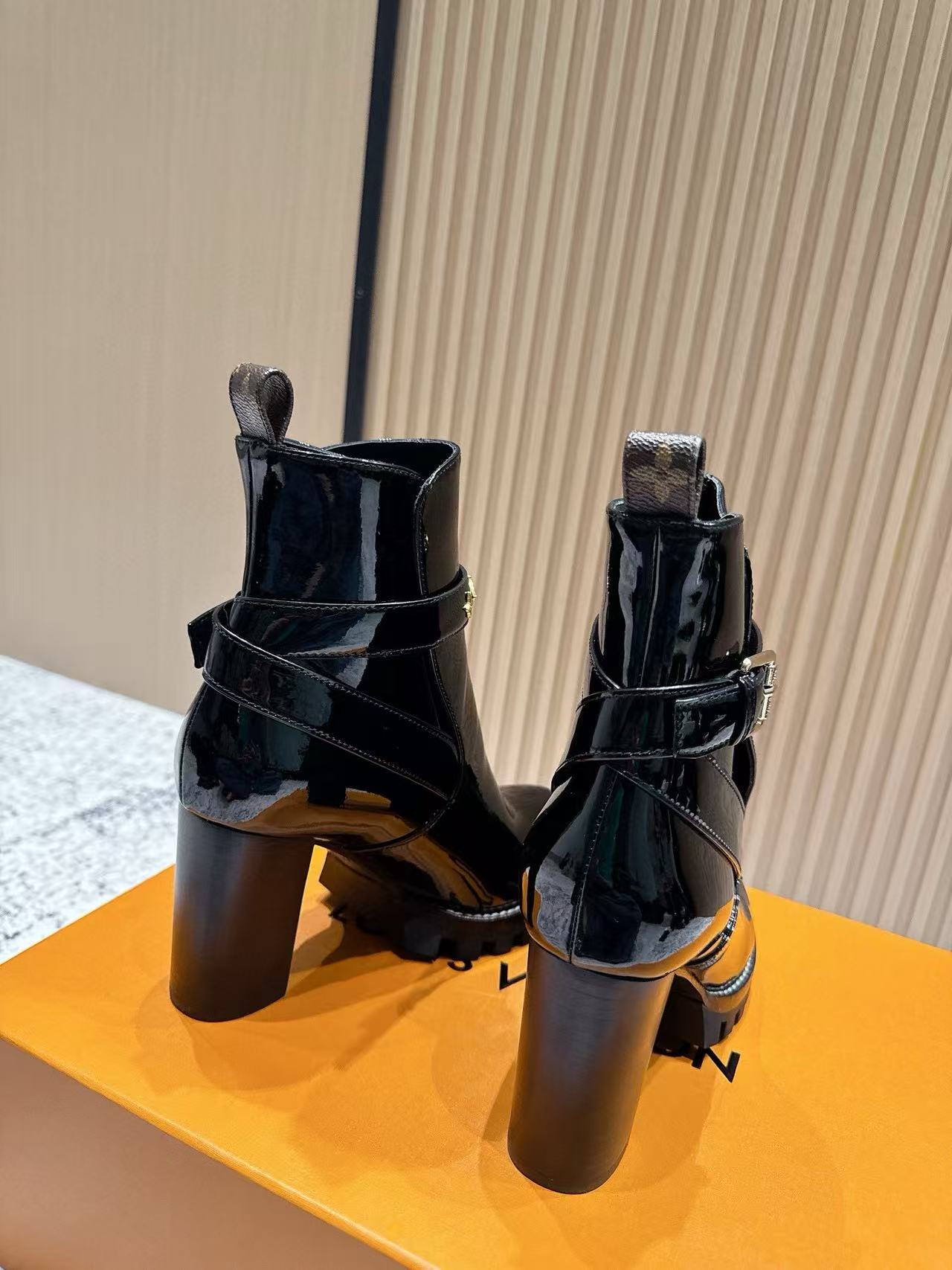 LVの高品質パテントレザーハイヒールアンクルブーツ【50％割引+送料無料】