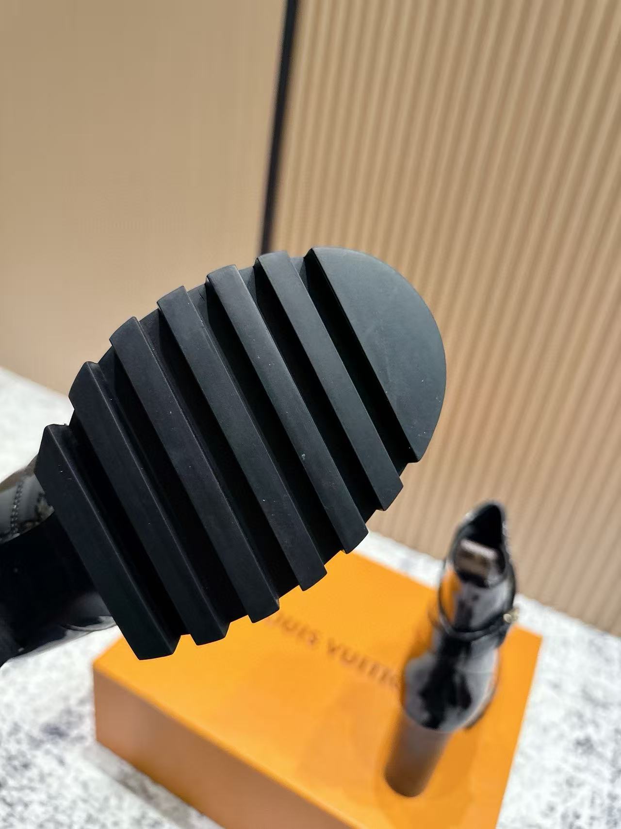 LVの高品質パテントレザーハイヒールアンクルブーツ【50％割引+送料無料】