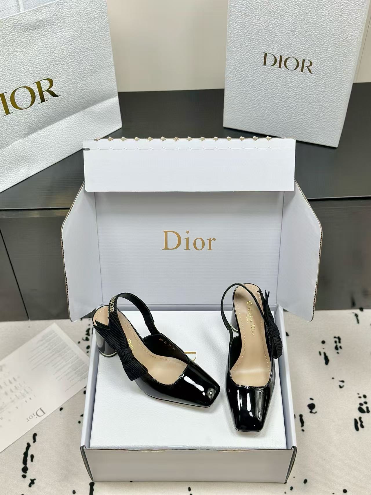 DI0Rの高品質刺繍ロゴリボンハイヒール【50％割引+送料無料】