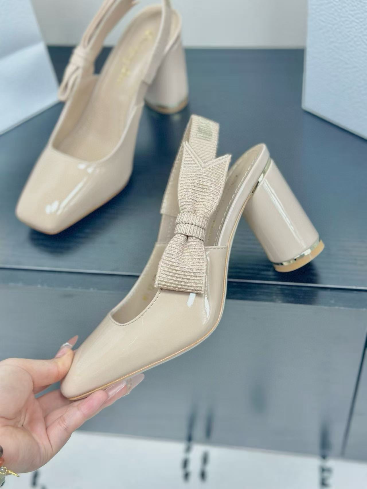 DI0Rの高品質刺繍ロゴリボンハイヒール【50％割引+送料無料】