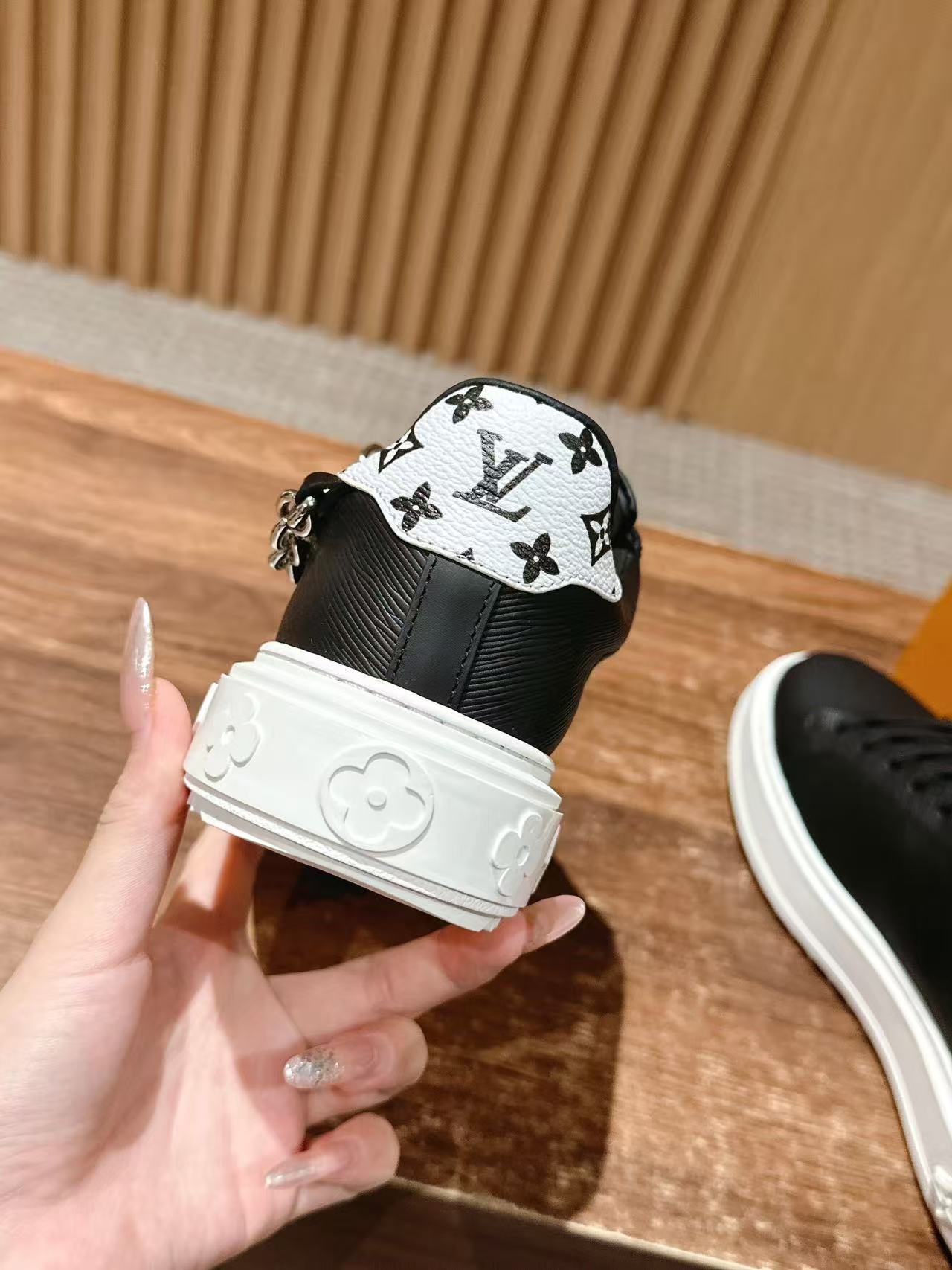 LVの高品質クラシックチェーンプラットフォームスニーカー【50％割引+送料無料】