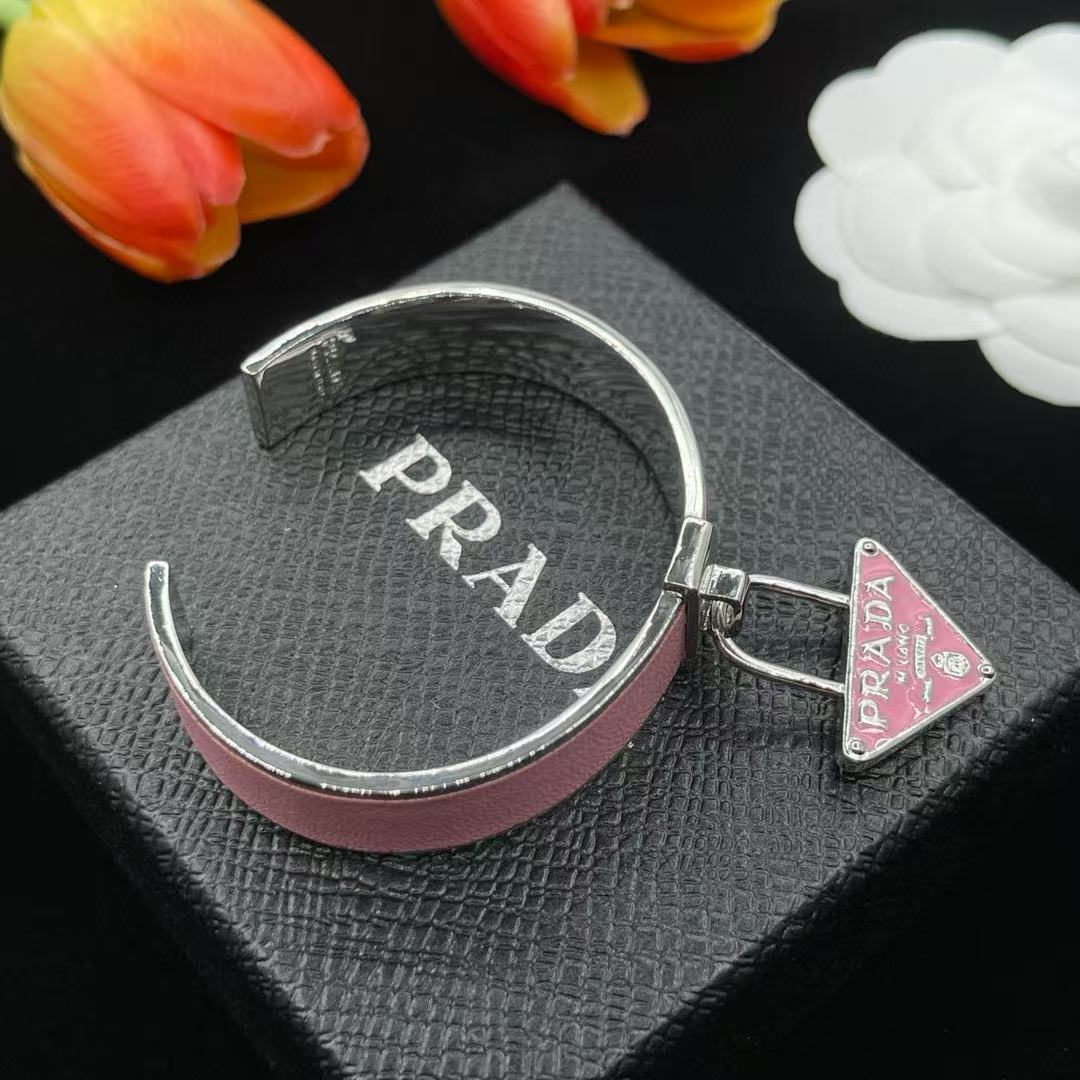 PR4DA トライアングルロゴブレスレット【50％割引+送料無料】