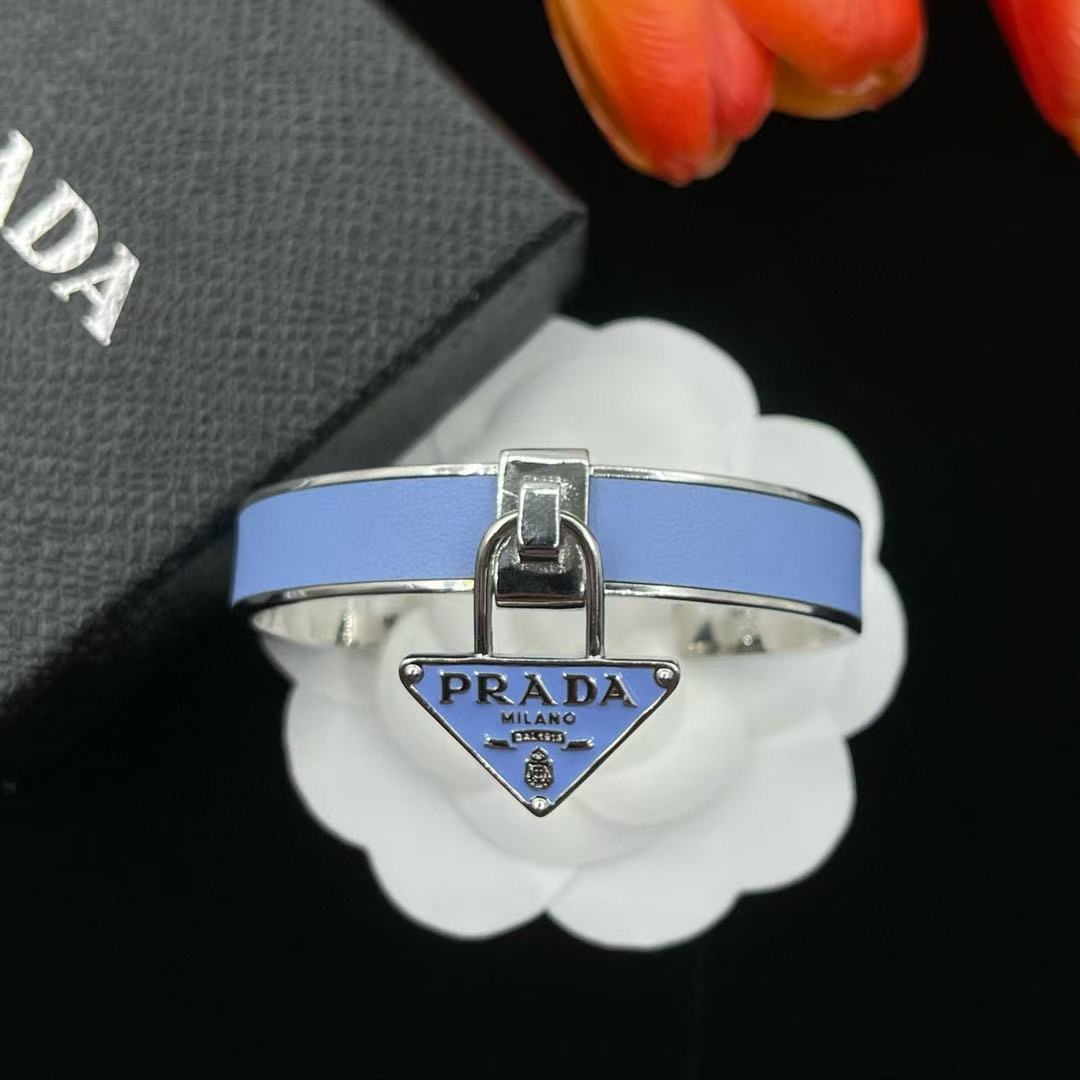 PR4DA トライアングルロゴブレスレット【50％割引+送料無料】