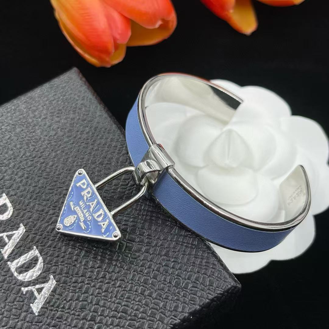 PR4DA トライアングルロゴブレスレット【50％割引+送料無料】