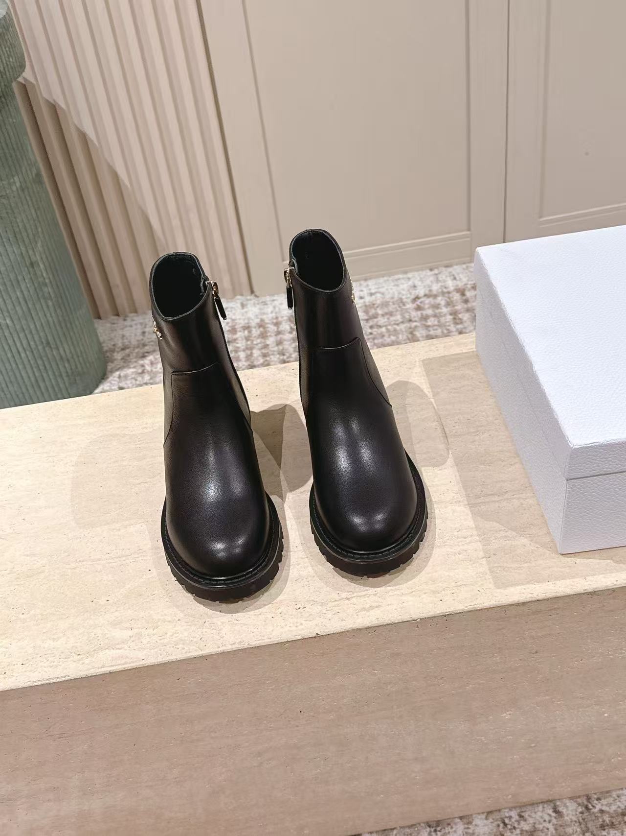 DI0Rの高品質レタードレザーアンクルブーツ【50％割引+送料無料】