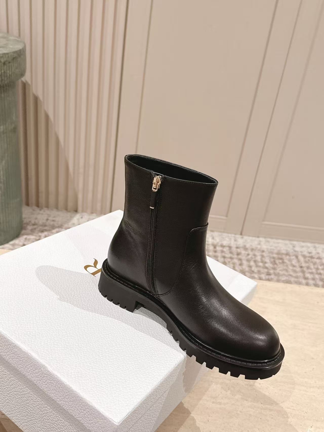 DI0Rの高品質レタードレザーアンクルブーツ【50％割引+送料無料】