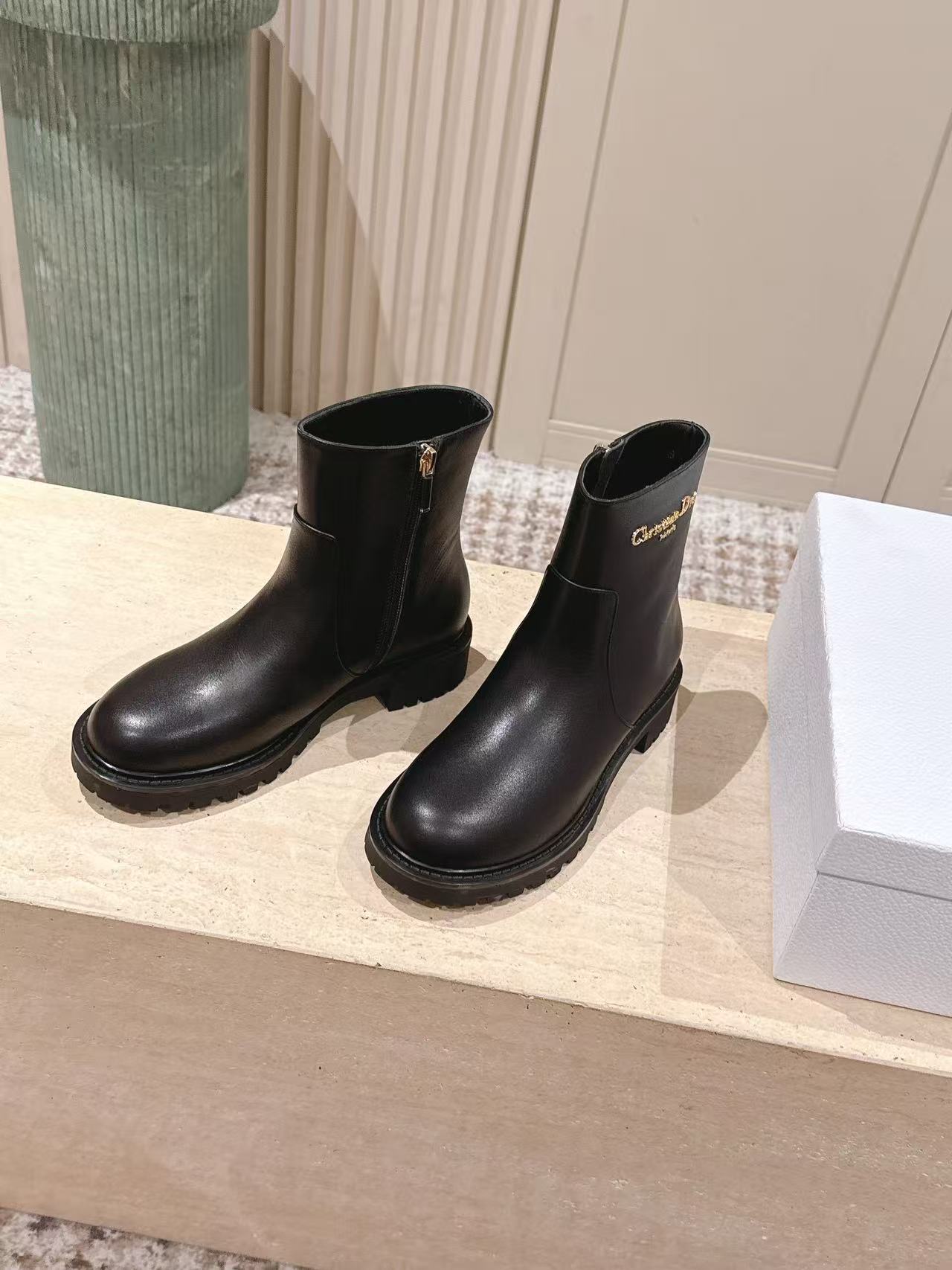 DI0Rの高品質レタードレザーアンクルブーツ【50％割引+送料無料】