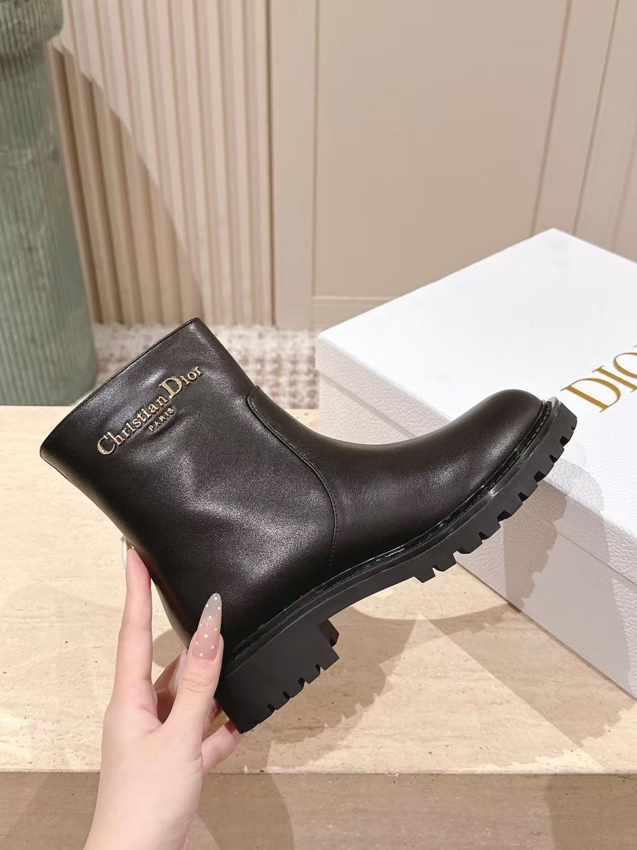 DI0Rの高品質レタードレザーアンクルブーツ【50％割引+送料無料】