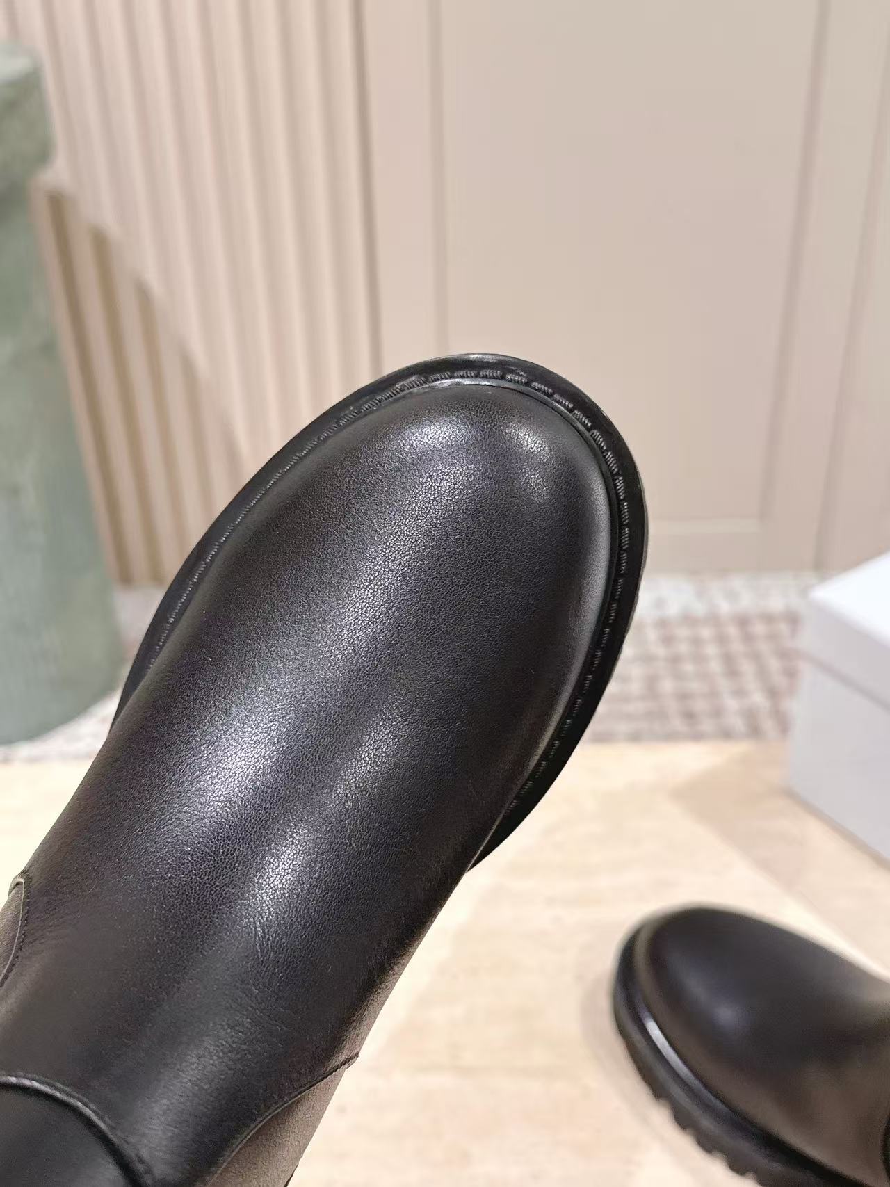 DI0Rの高品質レタードレザーアンクルブーツ【50％割引+送料無料】