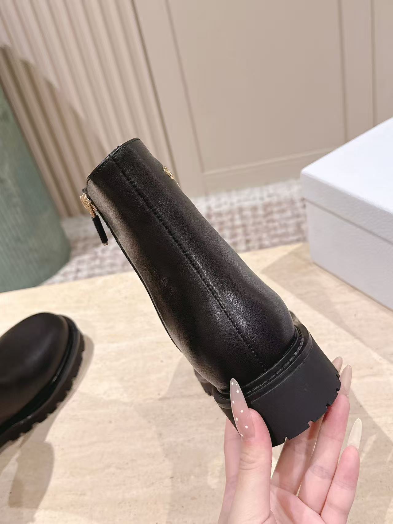 DI0Rの高品質レタードレザーアンクルブーツ【50％割引+送料無料】