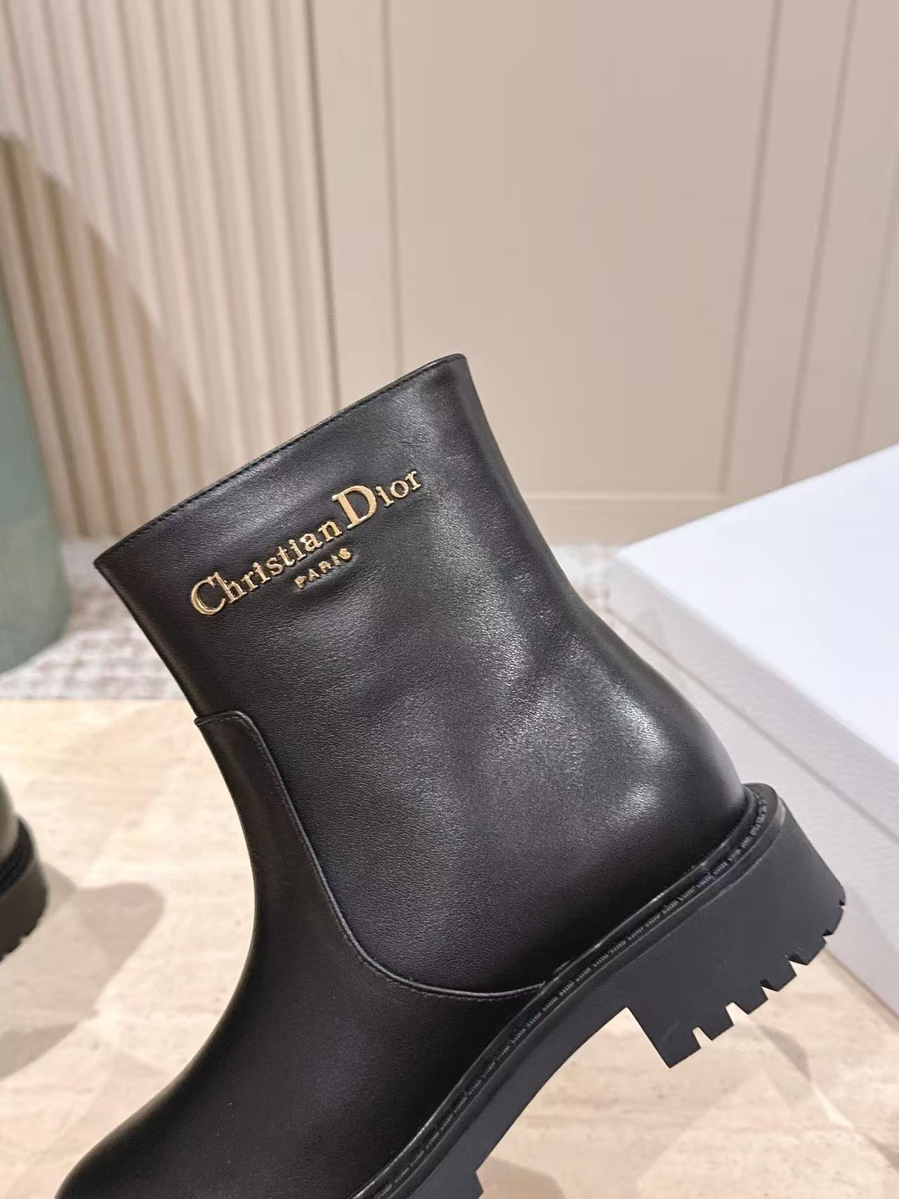 DI0Rの高品質レタードレザーアンクルブーツ【50％割引+送料無料】