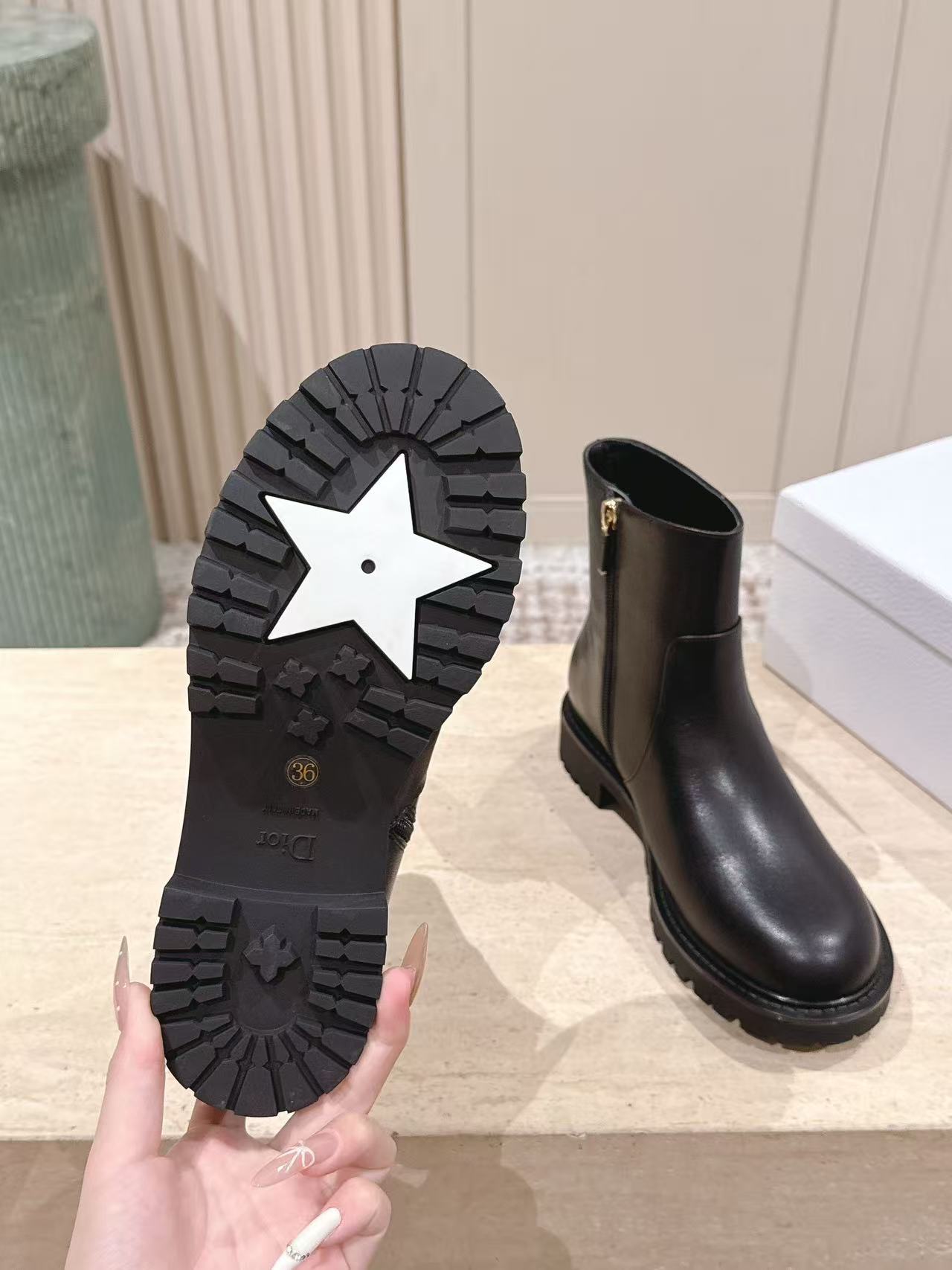 DI0Rの高品質レタードレザーアンクルブーツ【50％割引+送料無料】