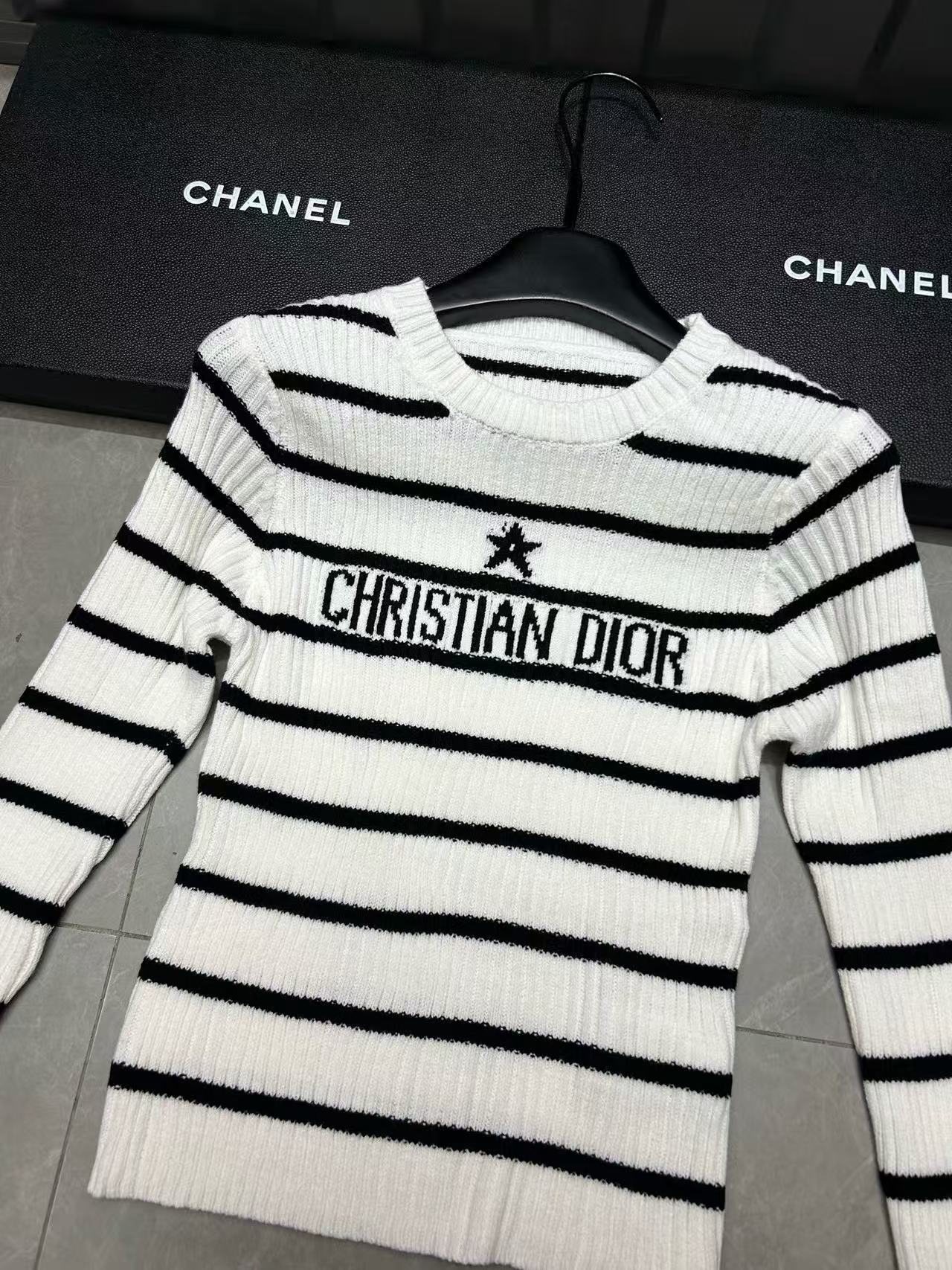 DI0R ストライプレタリングセーター【50％割引+送料無料】