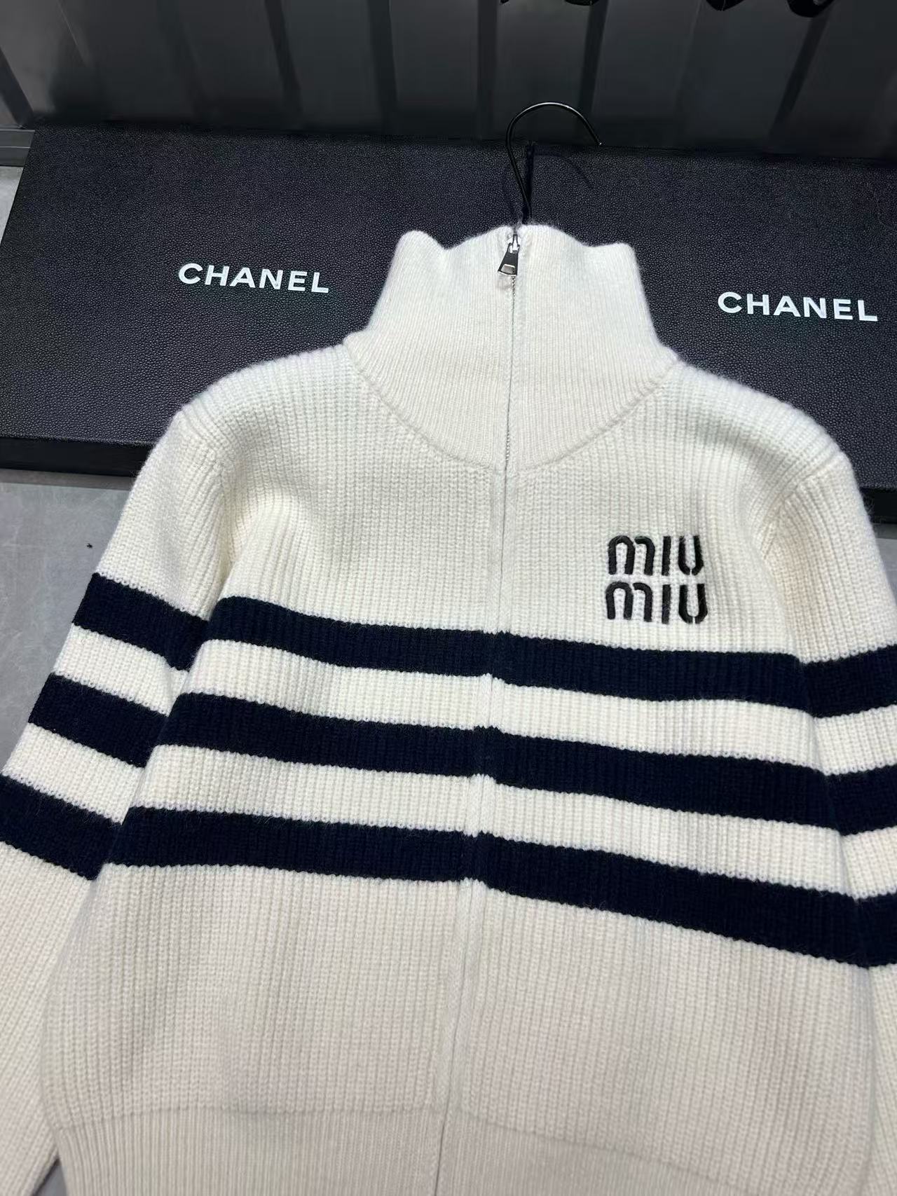 M1UM1U ストライプ ジッパー ウール カーディガン【50％割引+送料無料】