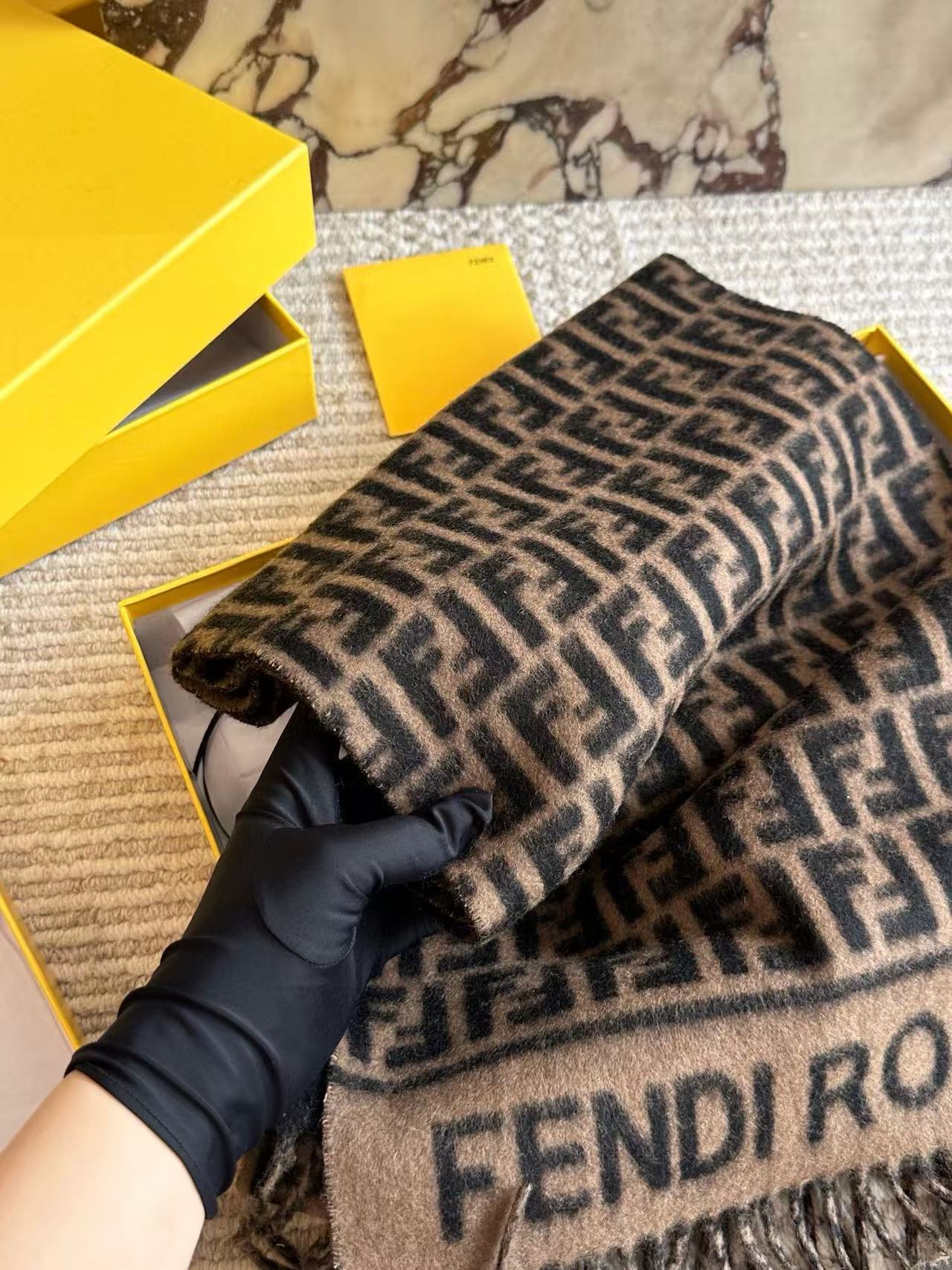 FEND1FF カシミアタッセルスカーフ【50％割引+送料無料】