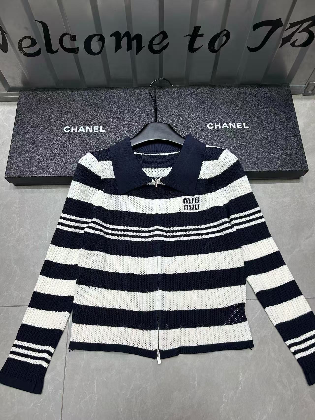 M1UM1U ラペルストライプウールカーディガン【50％割引+送料無料】