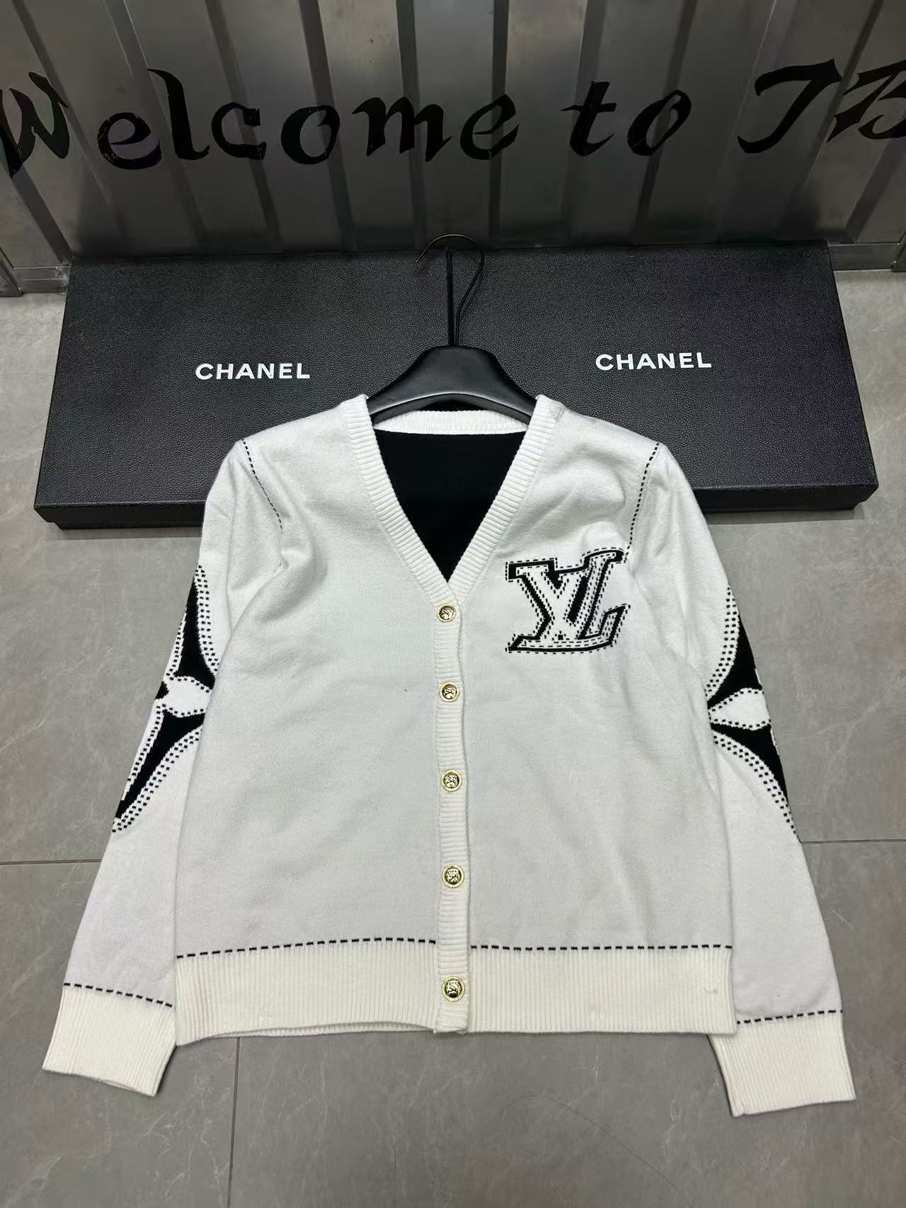 LVメタルボタンVネックカーディガン【50％割引+送料無料】