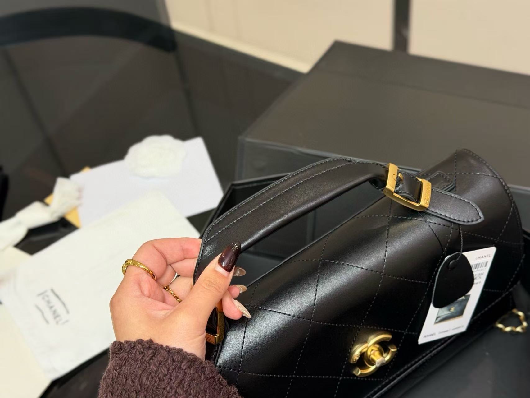 CHANE1 レザーチェーンフラップバッグ【50％割引+送料無料】