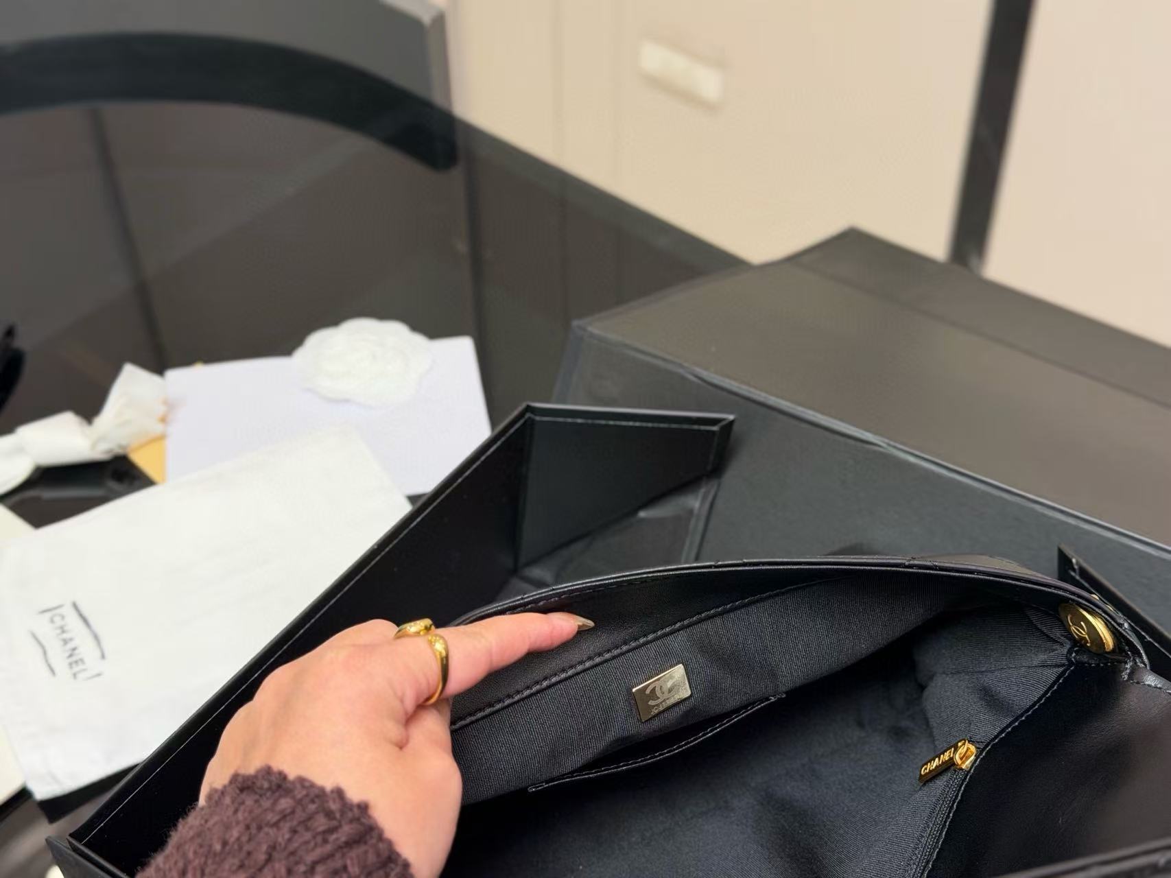 CHANE1 レザーチェーンフラップバッグ【50％割引+送料無料】