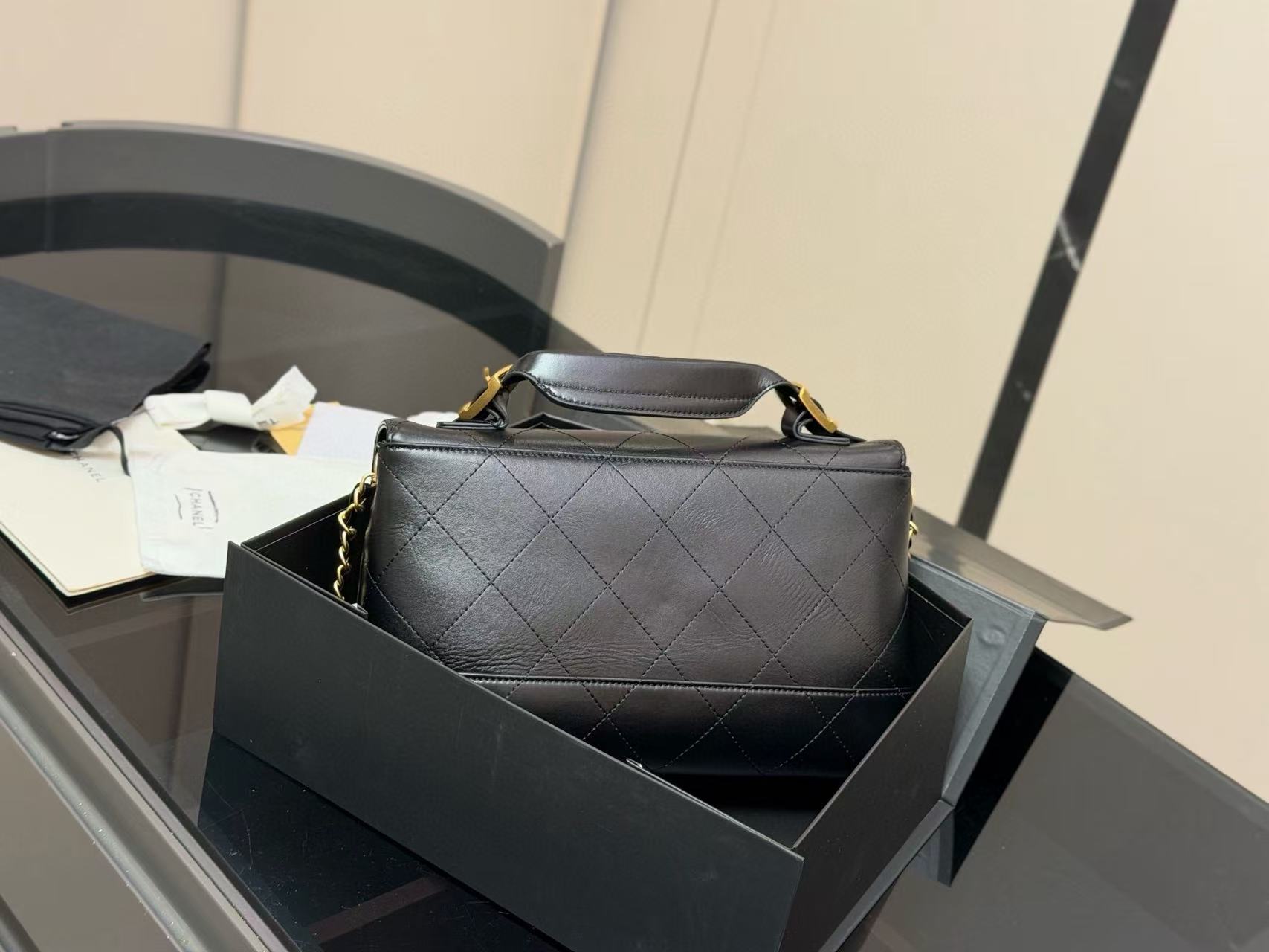 CHANE1 レザーチェーンフラップバッグ【50％割引+送料無料】