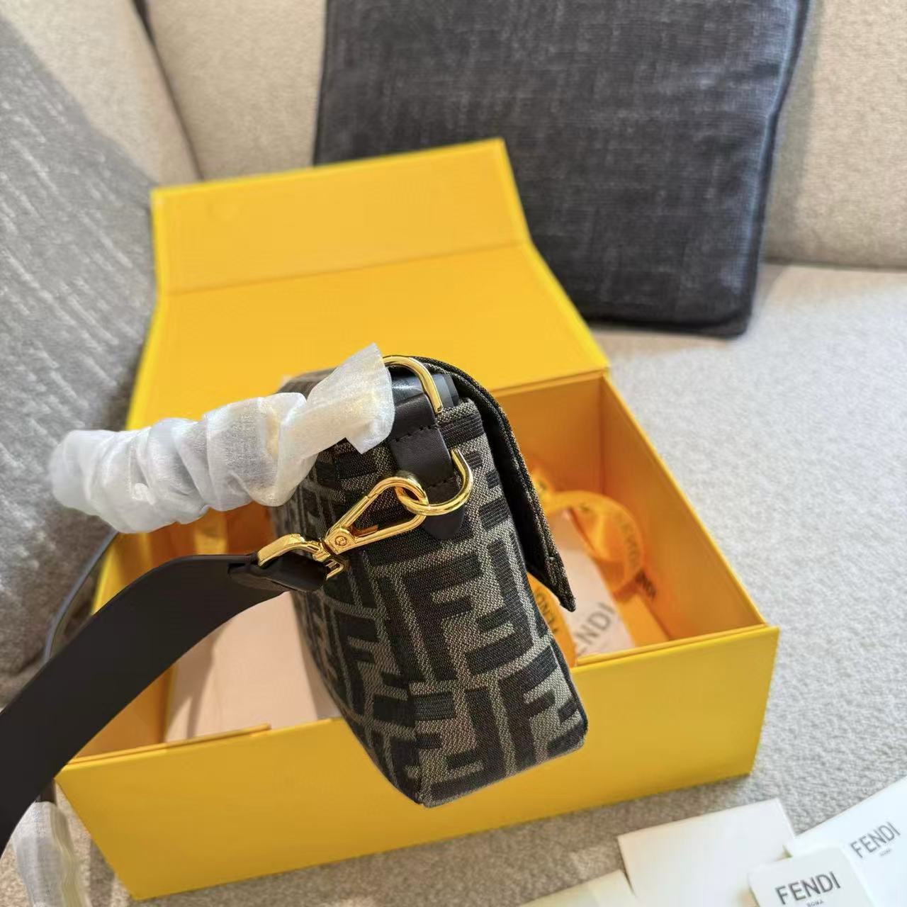 FEND1 バゲット アンダーアームバッグ【50％割引+送料無料】