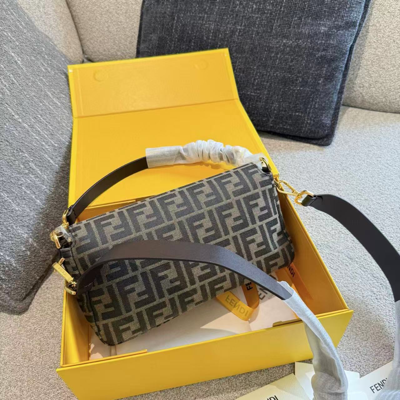 FEND1 バゲット アンダーアームバッグ【50％割引+送料無料】