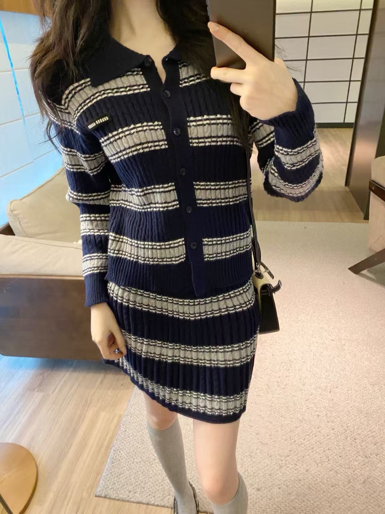 M1UM1U ストライプラペルウールカーディガン+スカート2点セット【50％割引+送料無料】