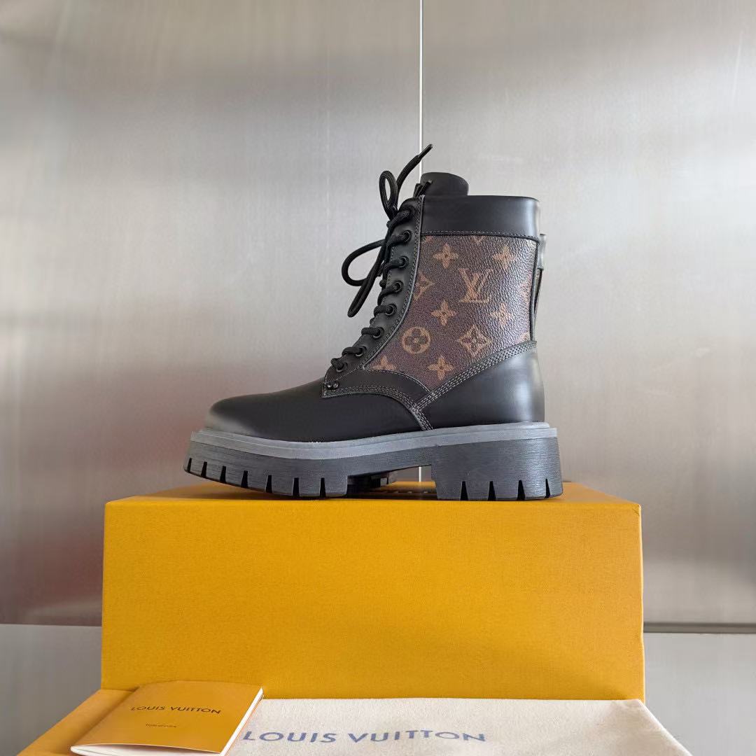LVの高品質プリントレースアップマーティンブーツ【50％割引+送料無料】